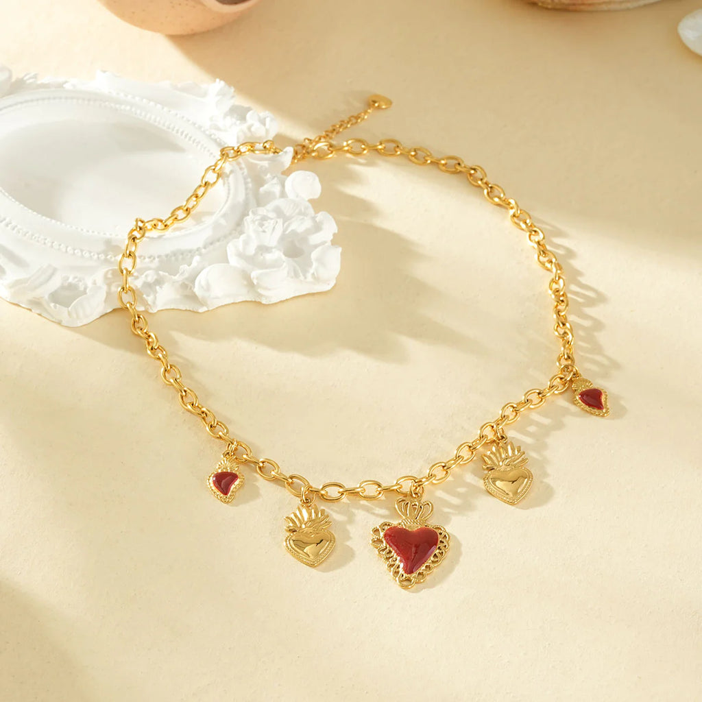 Collier chaîne dorée pendentifs cœurs ex-voto centre émail rouge