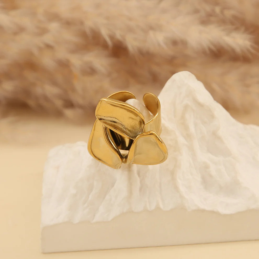 Bague Dorée Large Ouverte Avec Fleur A Trois Pétales