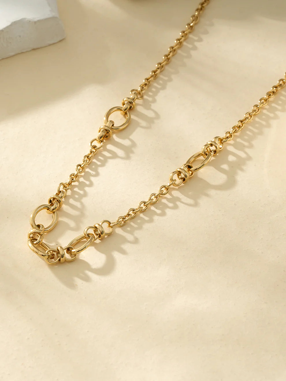 Collier Doré Avec Large Maillons Et Nœuds