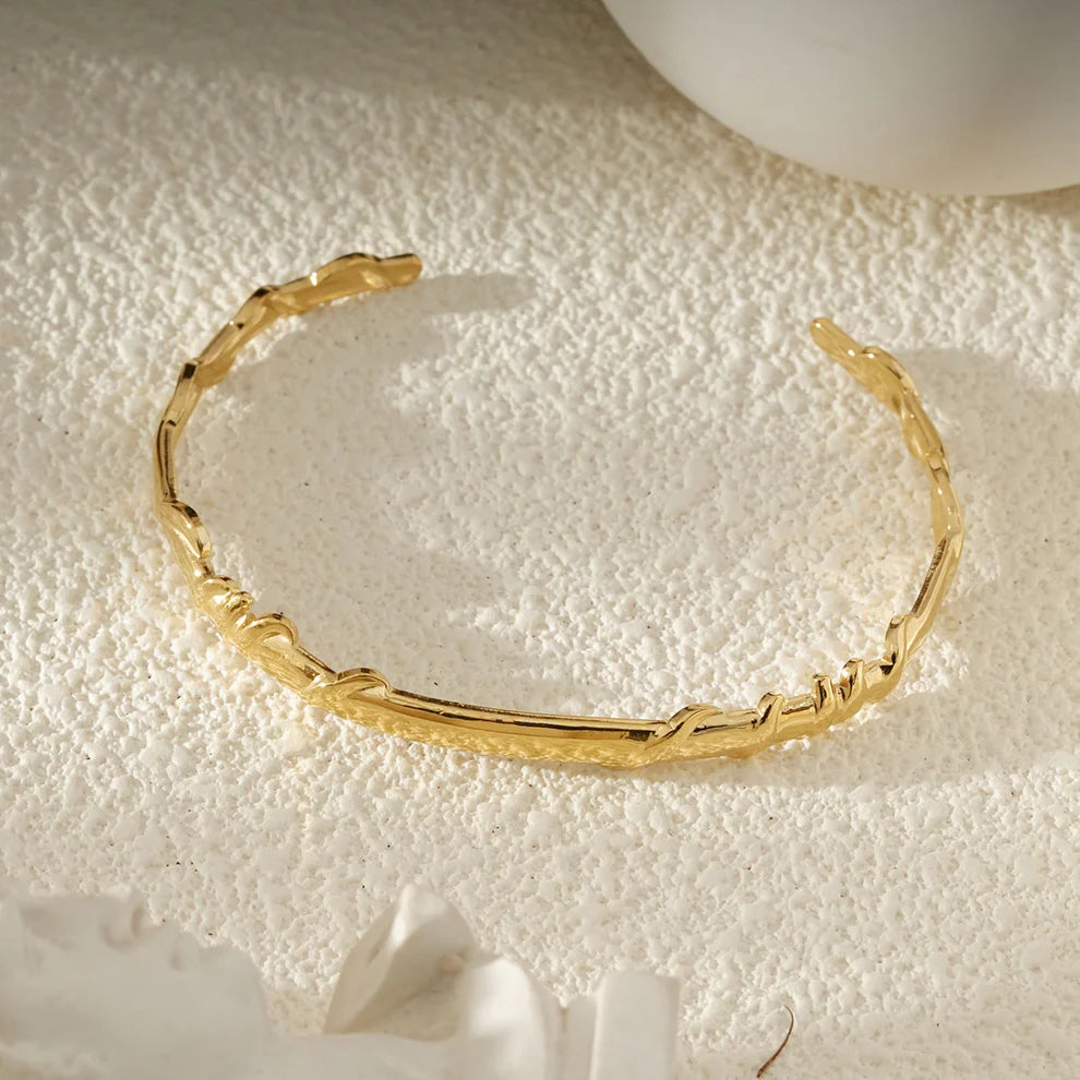 Bracelet Jonc Ouvert Doré Entrelacé Effet Branche Sculptée