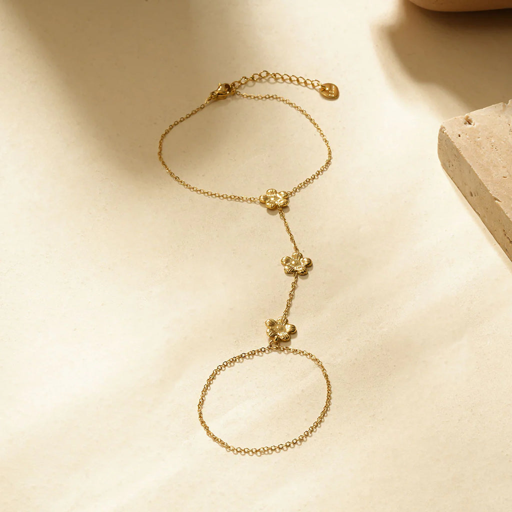 Bracelet Main Doré Avec Chaîne Fine Et Triple Fleur