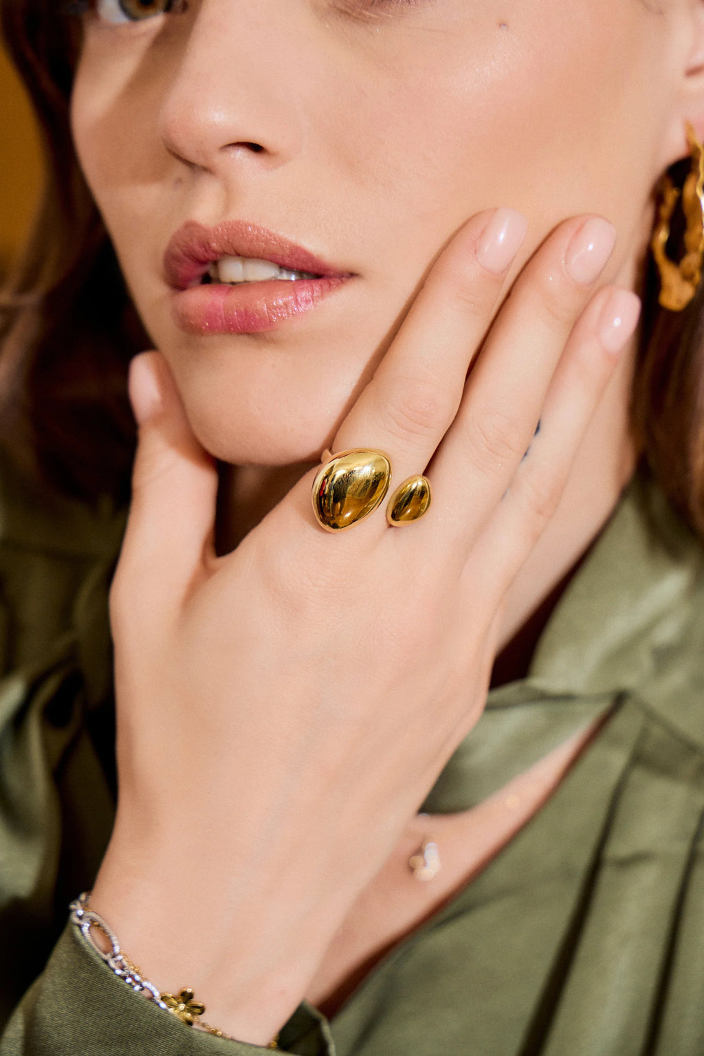 Bague Dorée Avec Deux Boutons Irréguliers Brillants