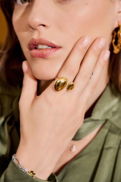 Bague Dorée Avec Deux Boutons Irréguliers Brillants