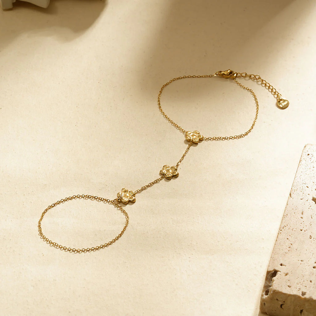 Bracelet Main Doré Avec Chaîne Fine Et Triple Fleur