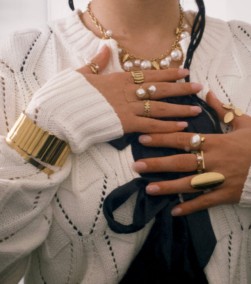 Collier chaîne dorée remplies de breloques cœurs et perles