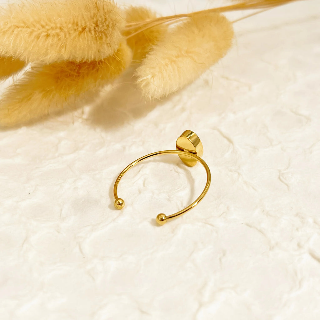 Bague ligne fine avec ovale doré