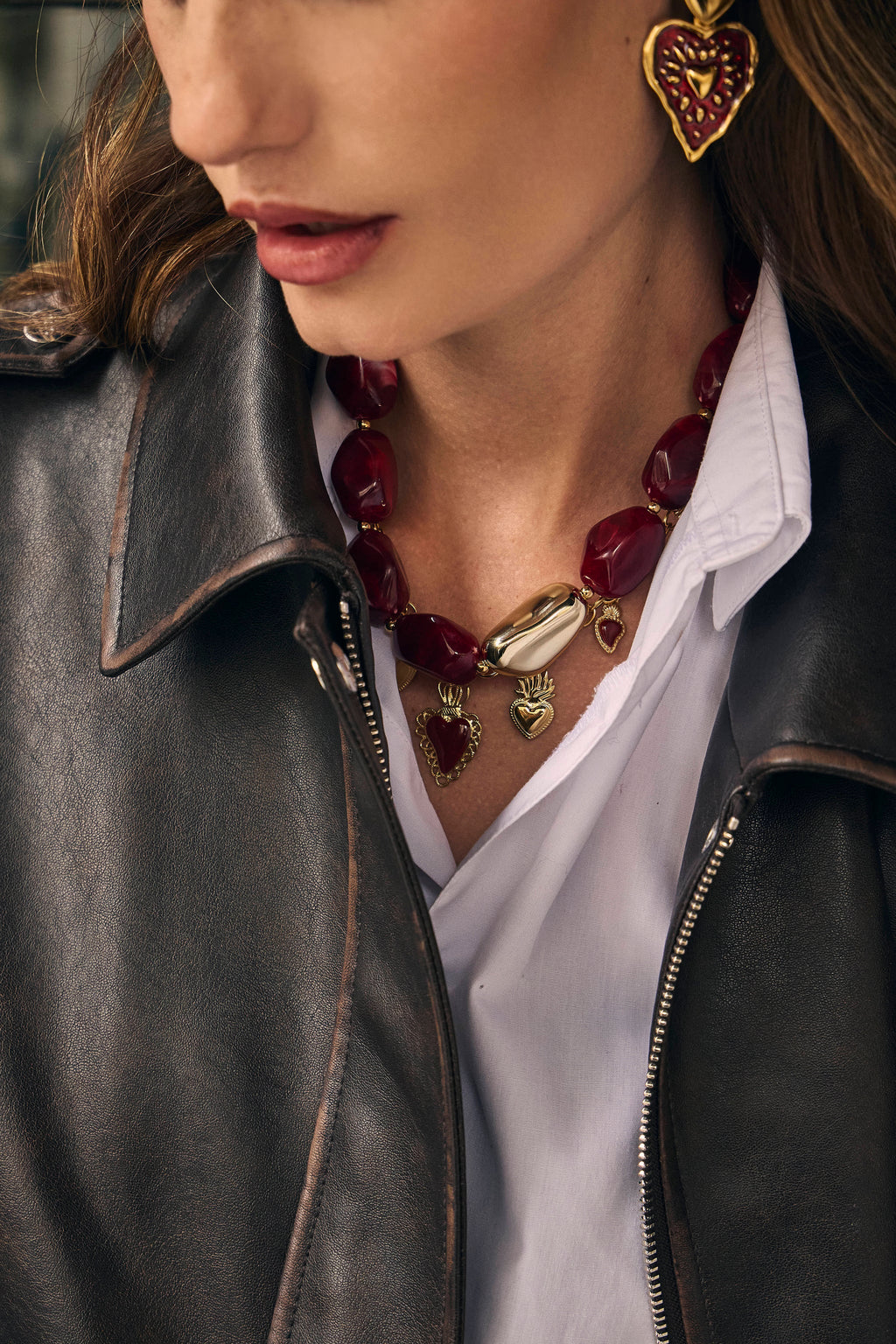 Collier chaîne dorée pendentifs cœurs ex-voto centre émail rouge