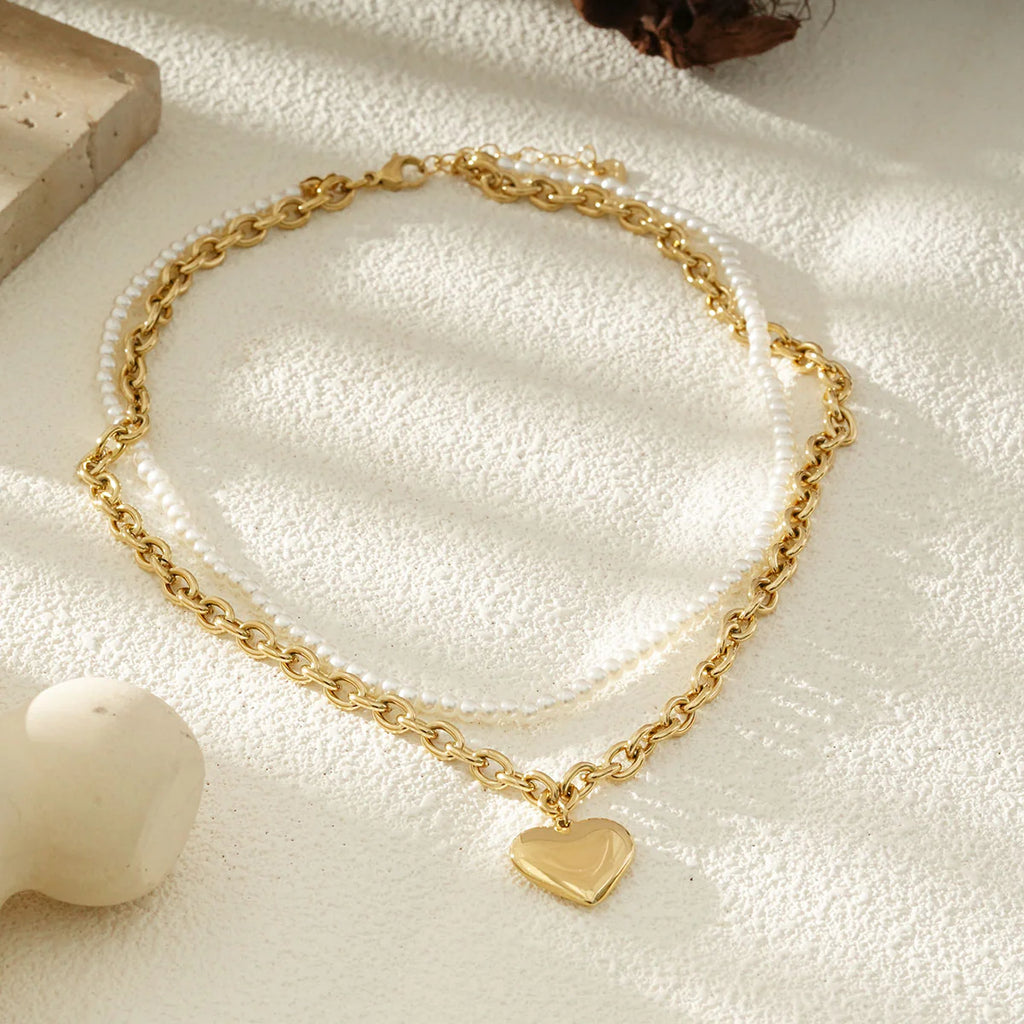Collier Chaîne Dorée Et Perles Blanches Avec Pendentif Cœur