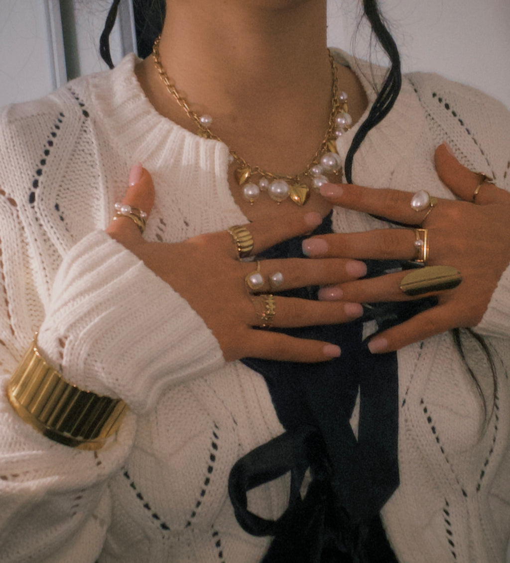 Collier chaîne dorée remplies de breloques cœurs et perles