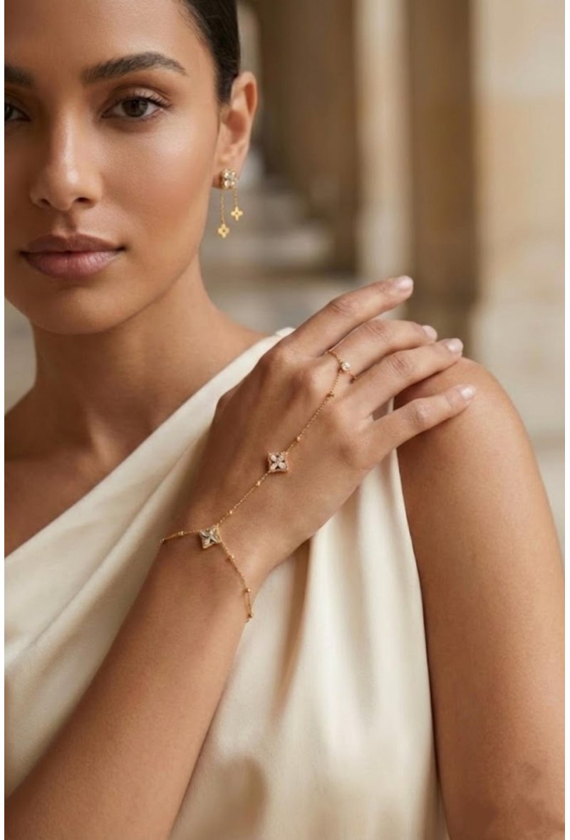 Bracelet à Main Fleur Nacre & Strass – Acier Inoxydable Doré