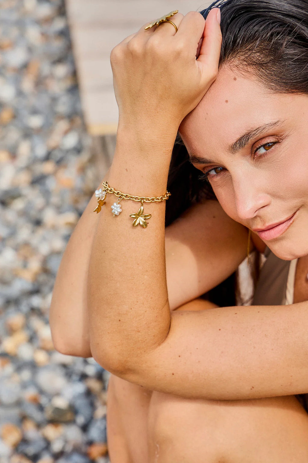 Bracelet chaîne dorée breloques fleurs et fleurs en perles