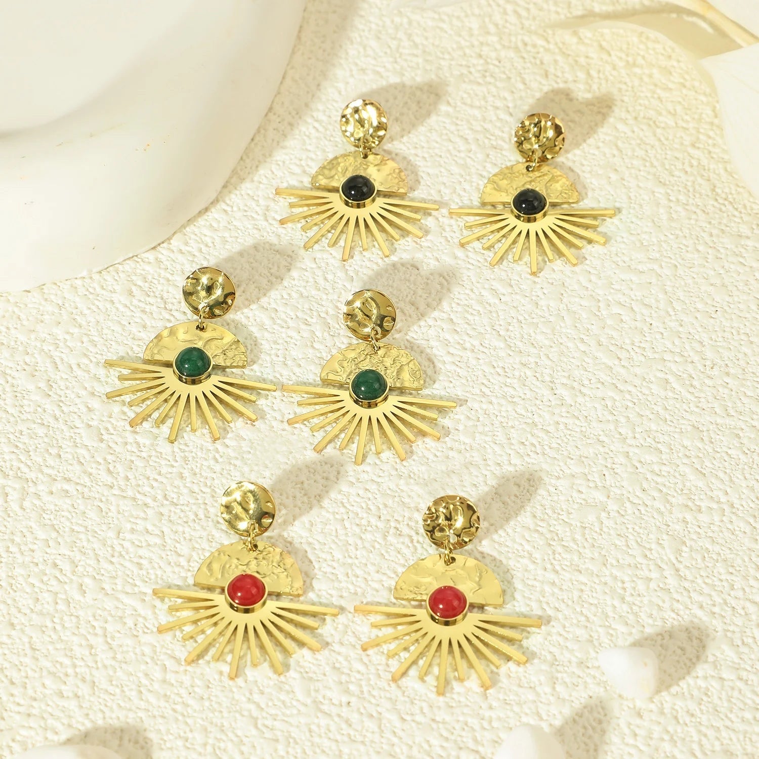 Boucles D'oreilles Dorées Pierre Agathe Noire Eclat Martelées