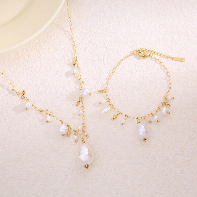 Collier Chaîne Fine Dorée Avec Breloques Perles Blanches