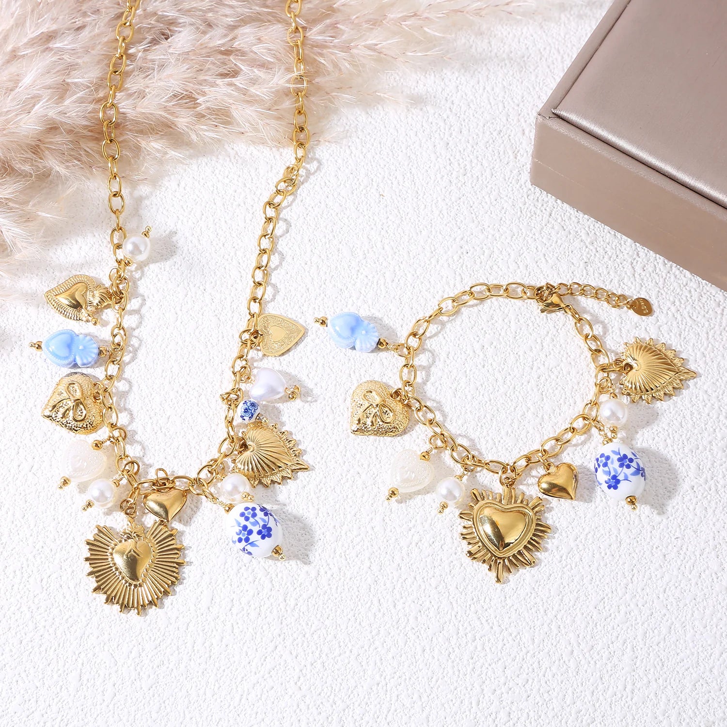 Collier chaîne dorée breloques ex-voto perle en fleurs bleues