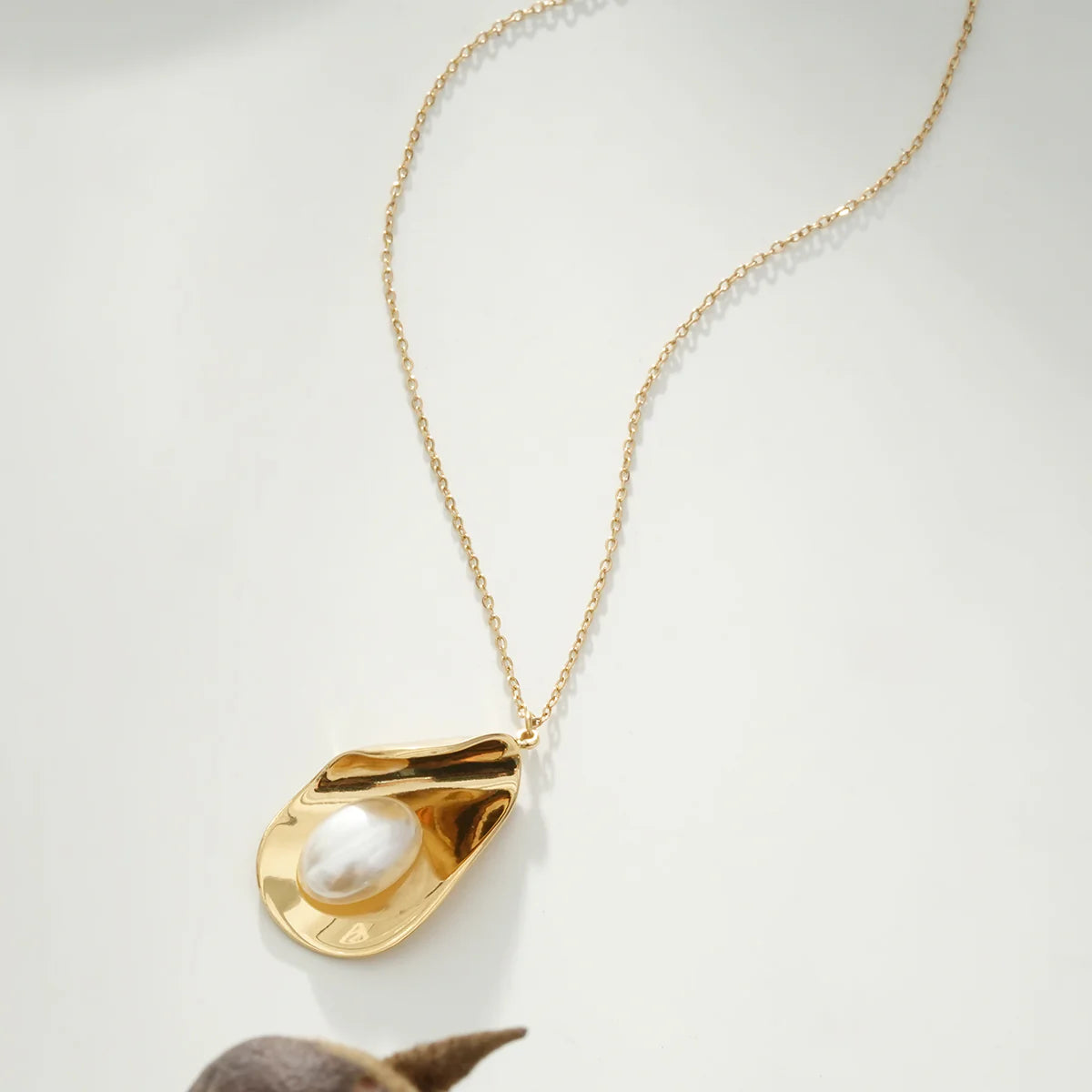 Collier Doré Avec Pendentif Disque Goutte Ondulé Brillant Orné de Perle