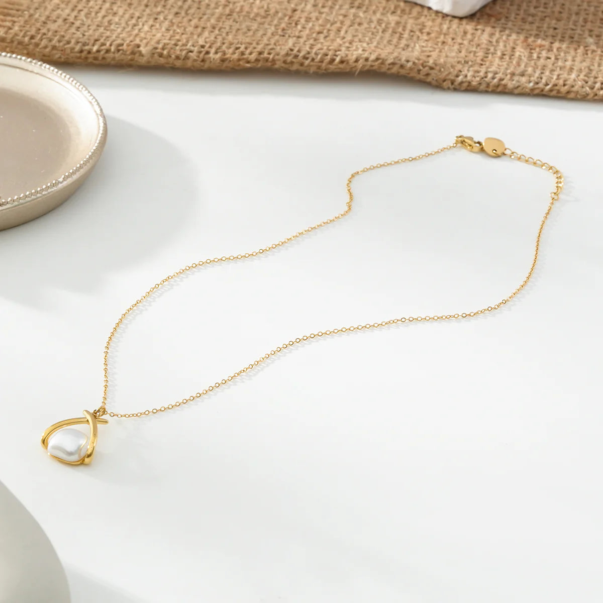 Collier Doré Pendentif Courbe Croisée Avec Perle