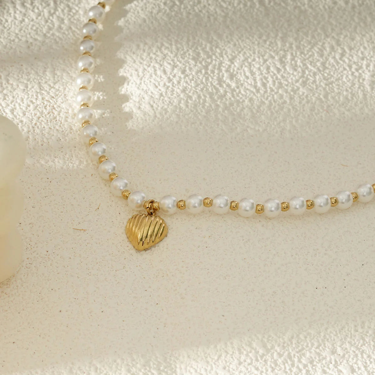 Collier En Perle Blanche Et Doré Avec Pendentif Cœur