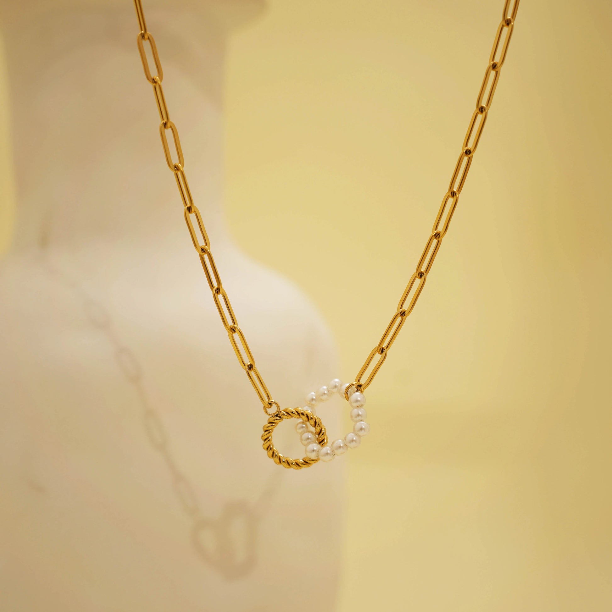 Collier doré anneaux croisés