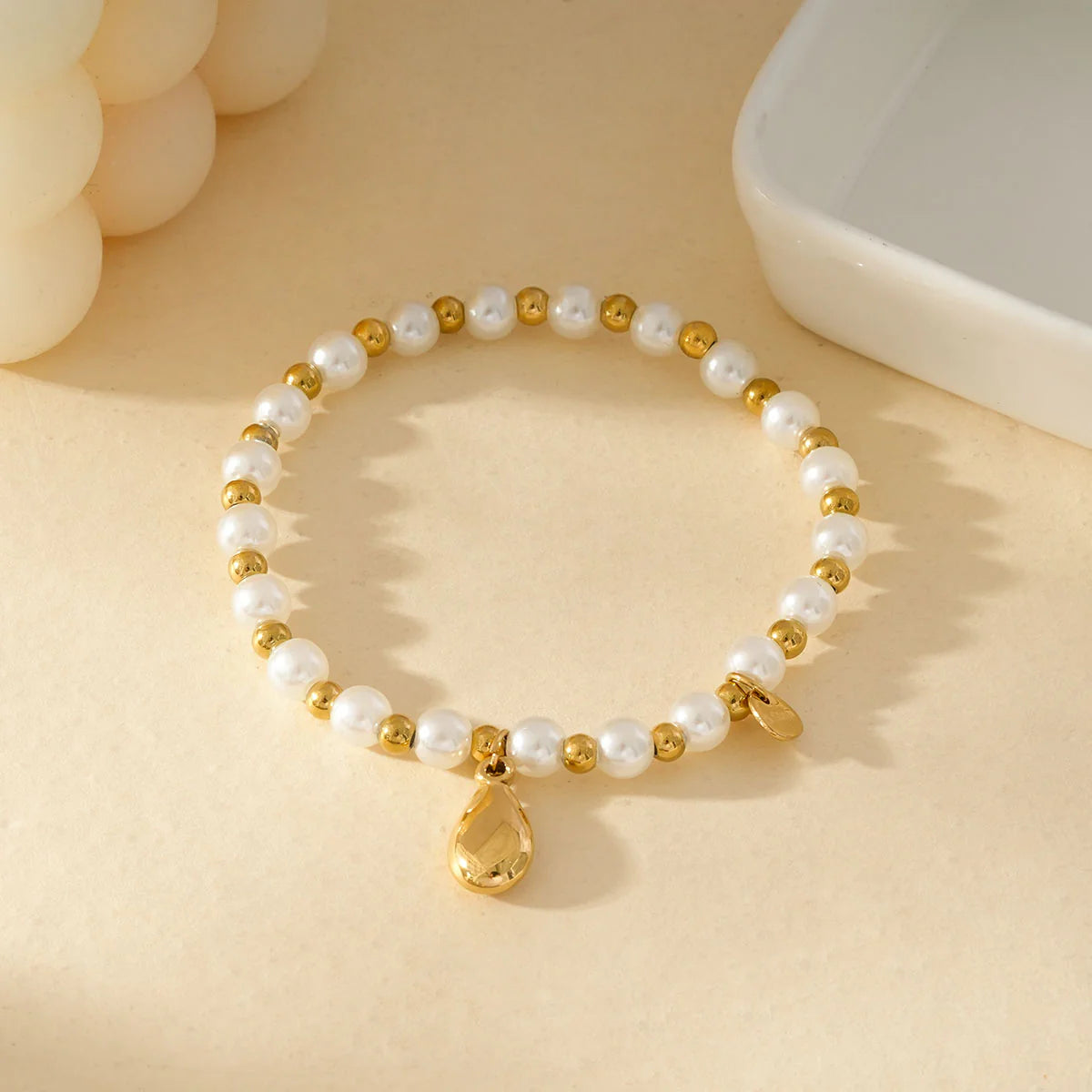 Bracelet Élastique En Perles Blanches Et Dorées Avec Pendentif Goutte