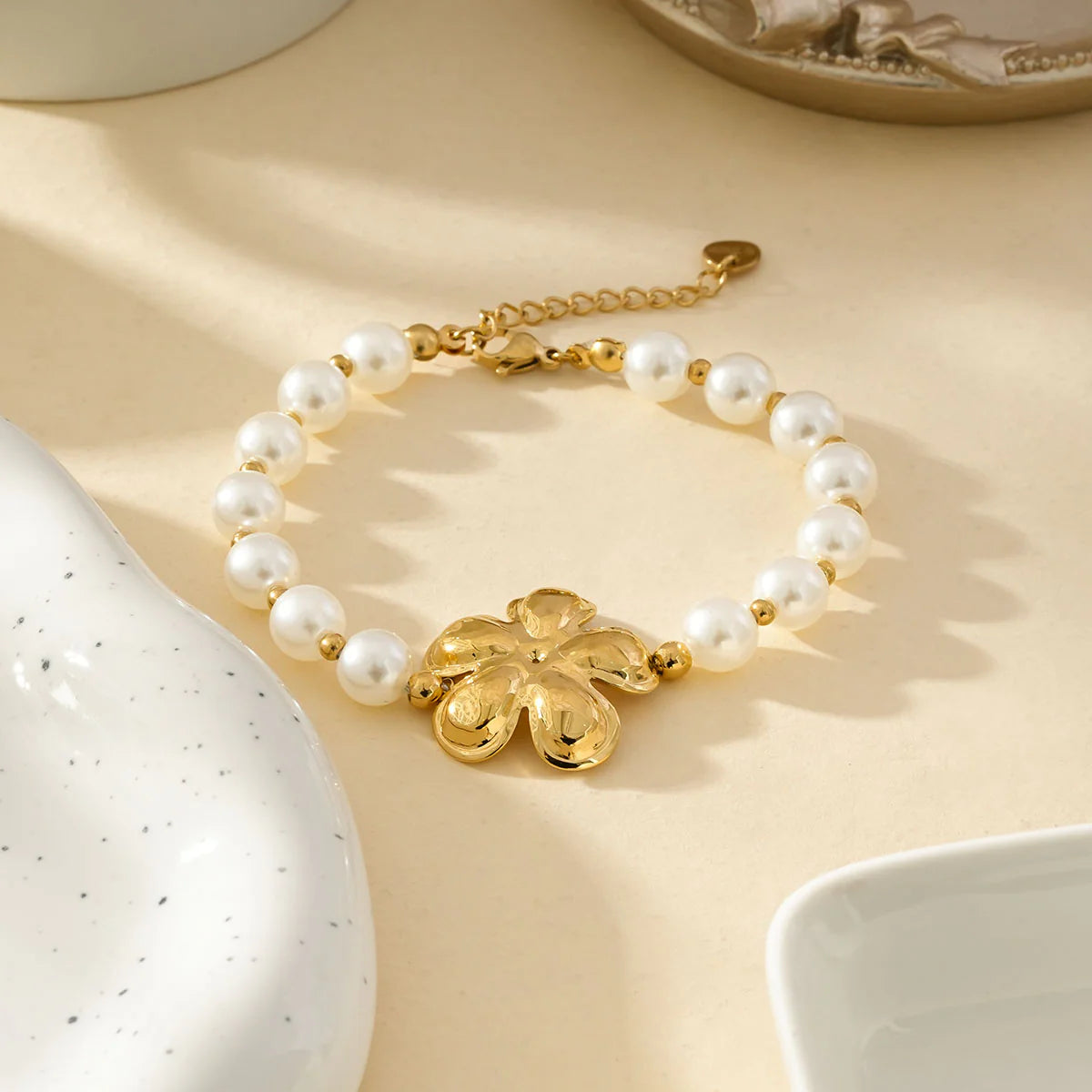 Bracelet En Perles Blanches Avec Fleur Dorée