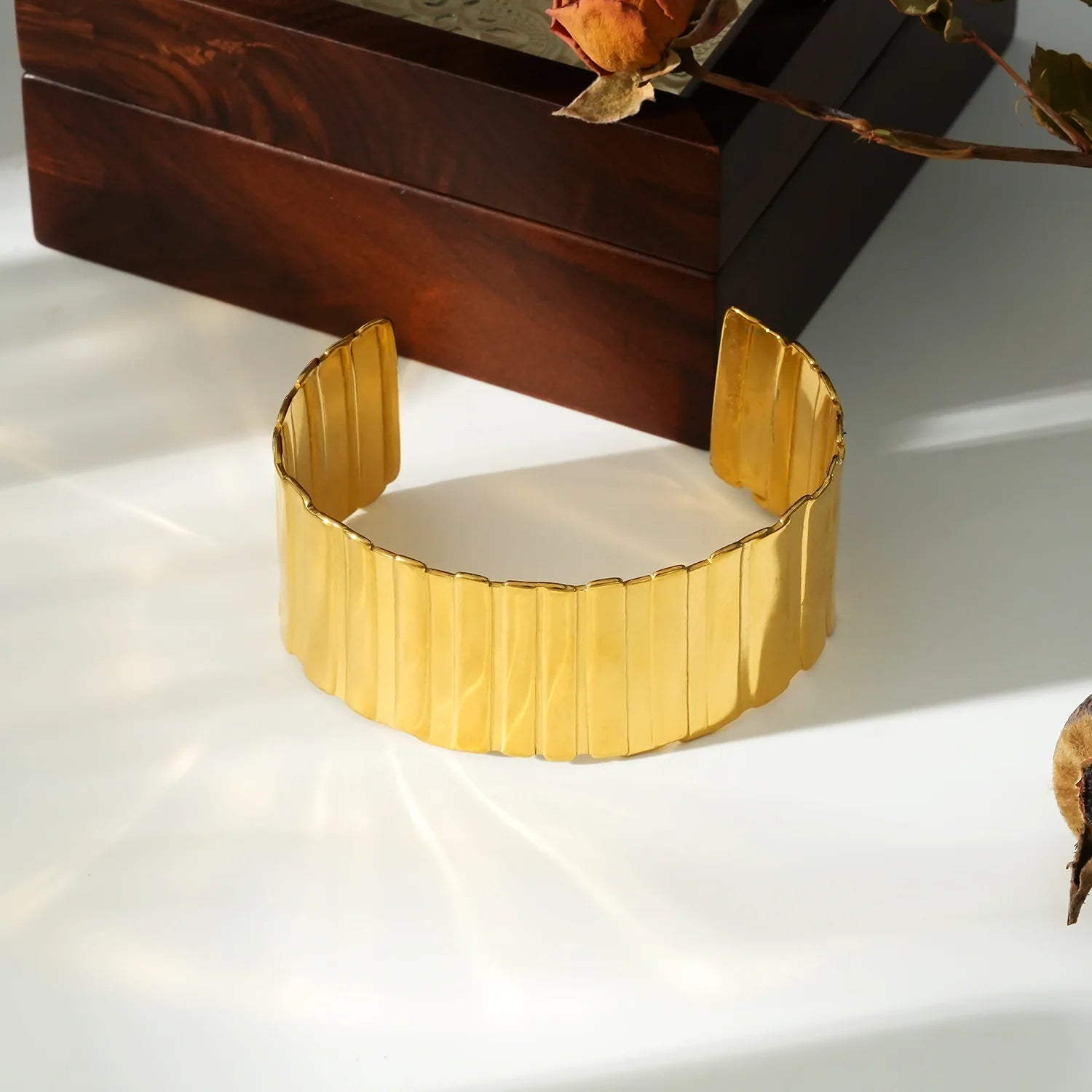 Bracelet Doré Manchette Ouverte Texture Large Rayures