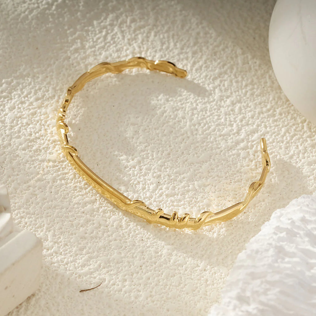 Bracelet Jonc Ouvert Doré Entrelacé Effet Branche Sculptée