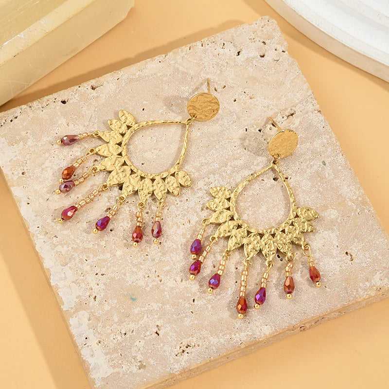 Boucles d'Oreilles Dorées Feuilles Martelées Avec Pendantes Cristaux Fuchsia