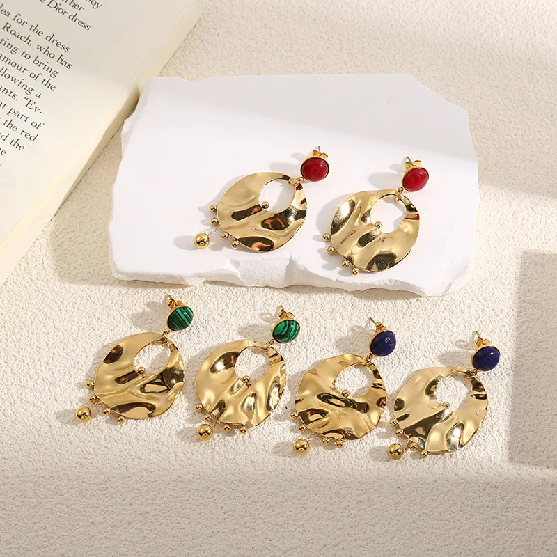 Boucles d'Oreilles Dorées Plaques Martelées Brillantes Avec Pierres Malachite