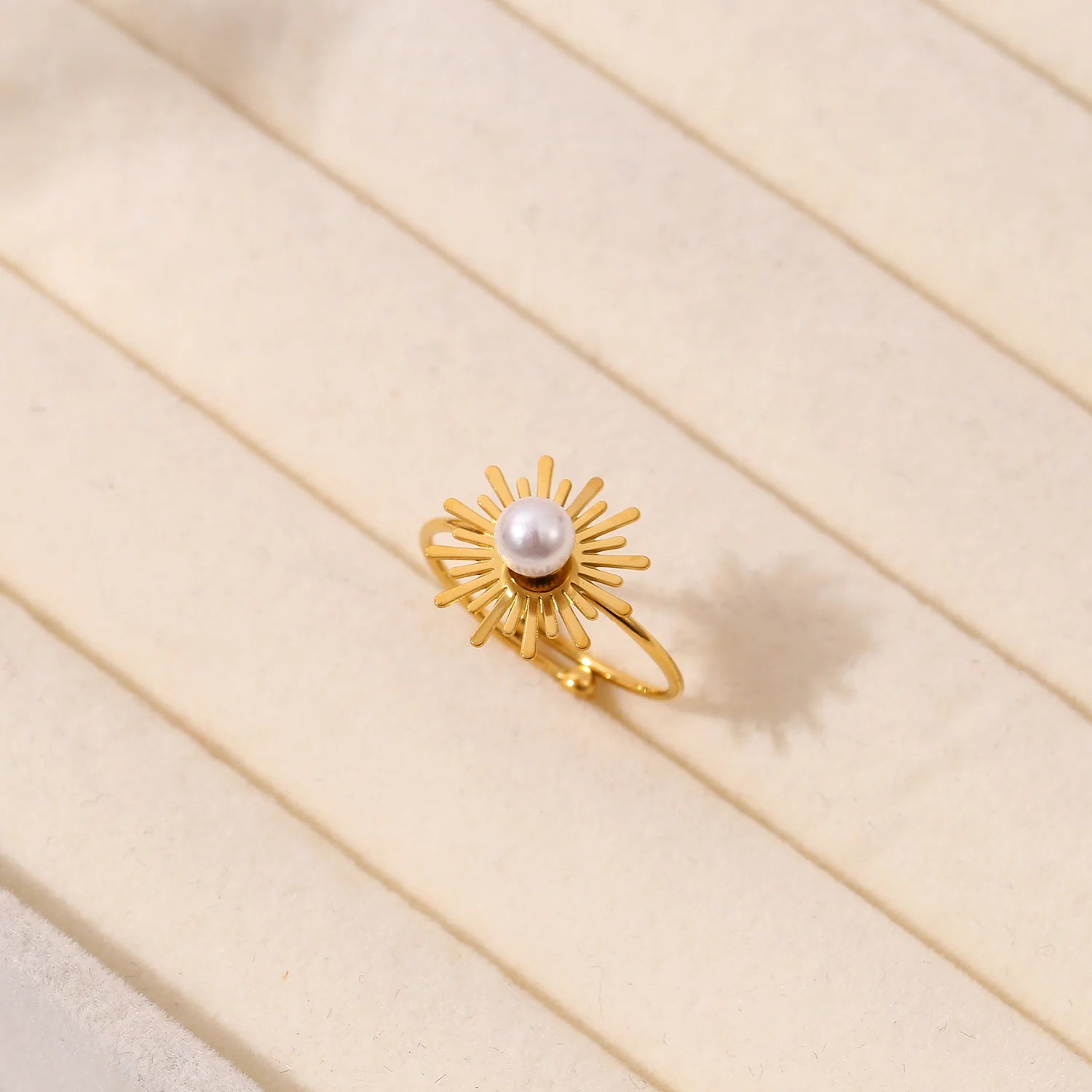 Bague dorée soleil avec perle