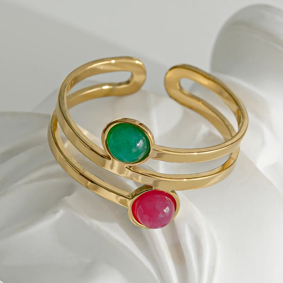 Bague dorée tournée avec pierre rouge et verte