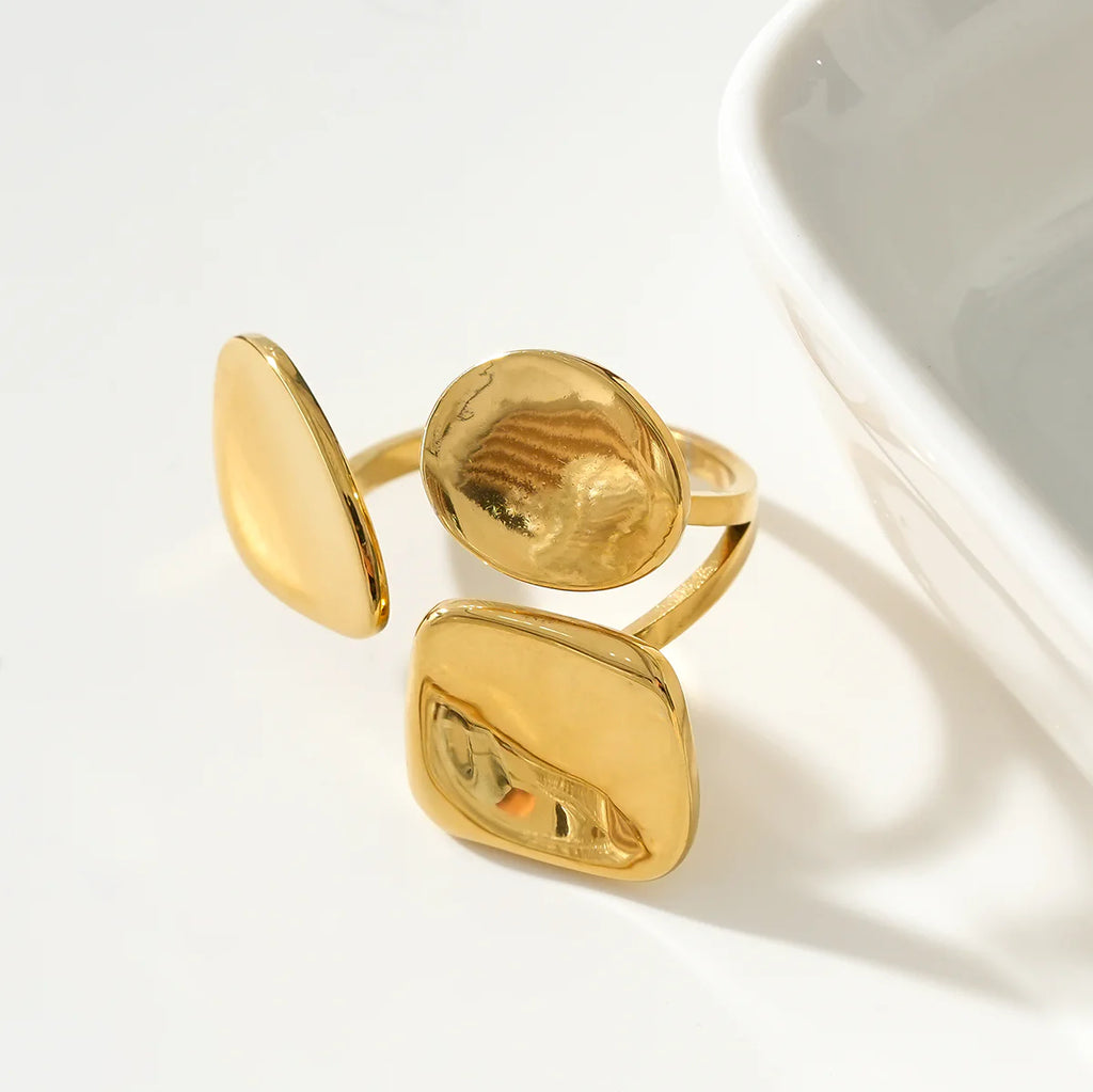 Bague Dorée Trois Plaques Irrégulières Ouverture Devant