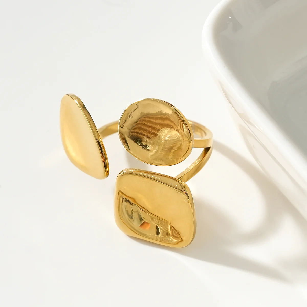 Bague Dorée Trois Plaques Irrégulières Ouverture Devant