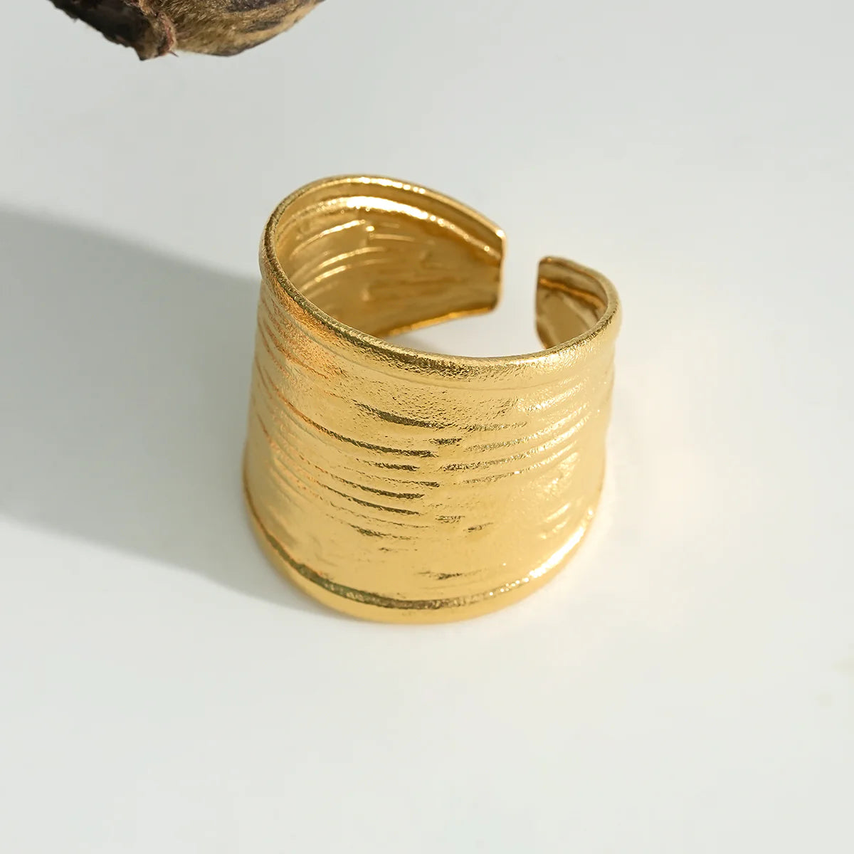 Bague Dorée Large Bande Texturé Motif Rayures