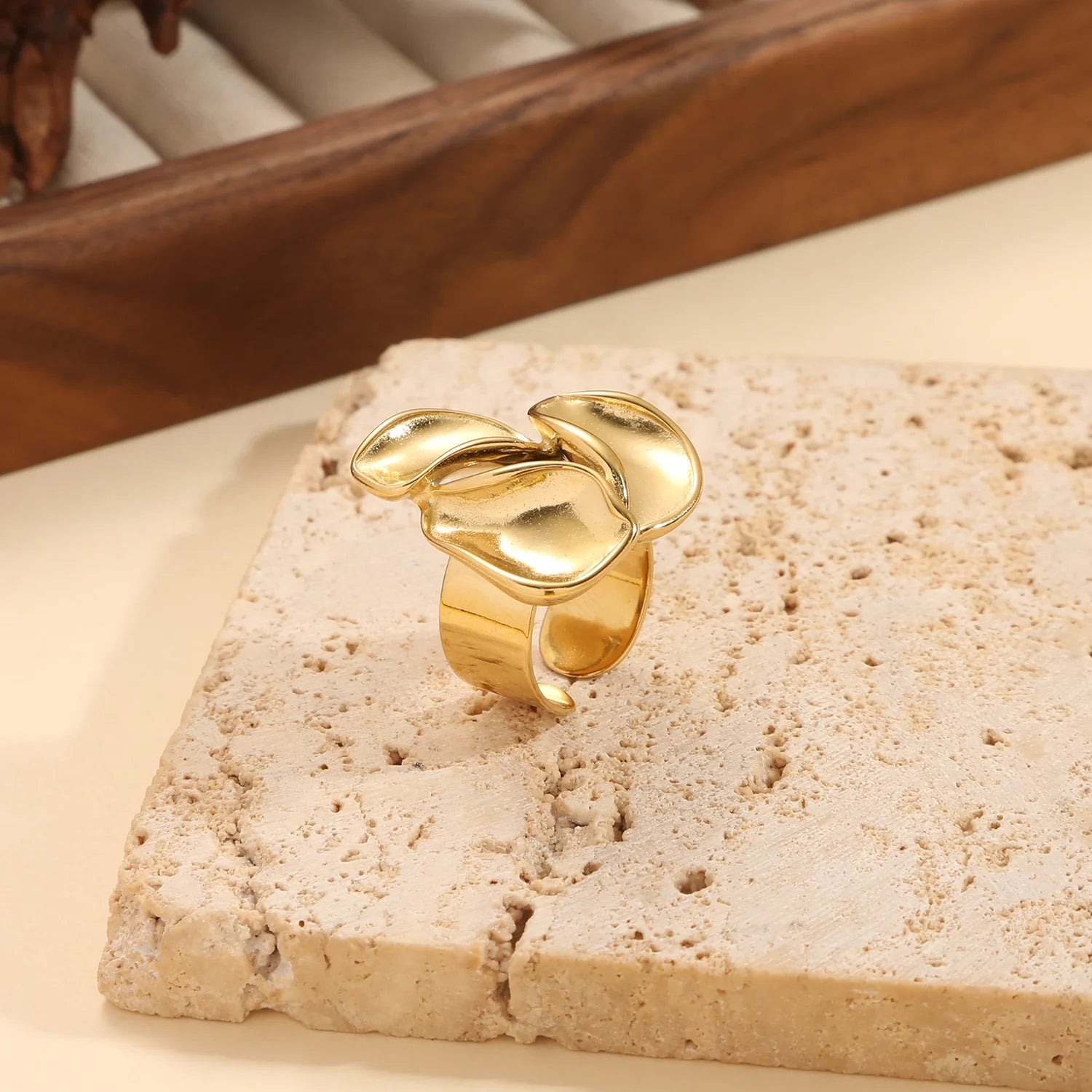 Bague Dorée Large Ouverte Avec Fleur A Trois Pétales