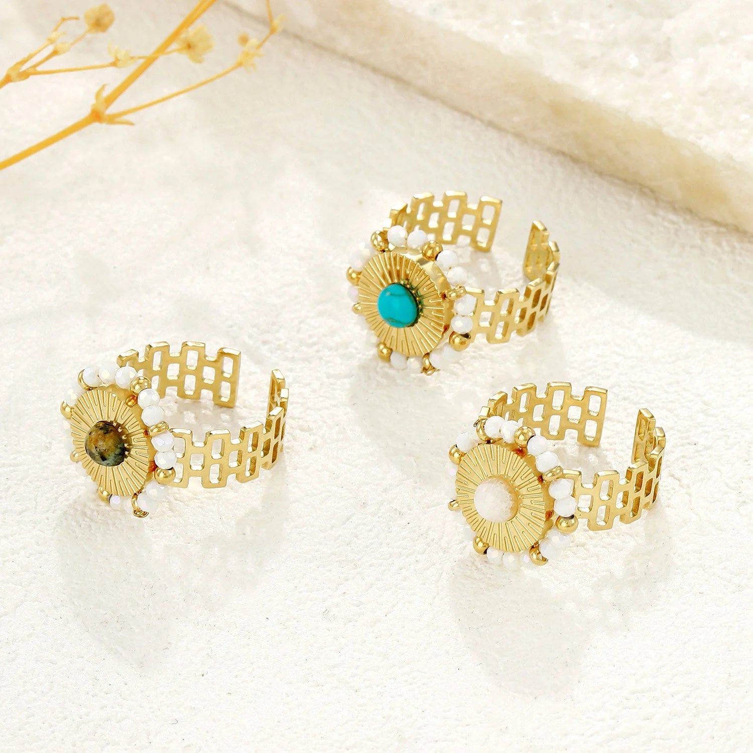 Bague Dorée Ajustable Soleil Avec Pierre Verte Turquoise Africaine Et Perles Blanches