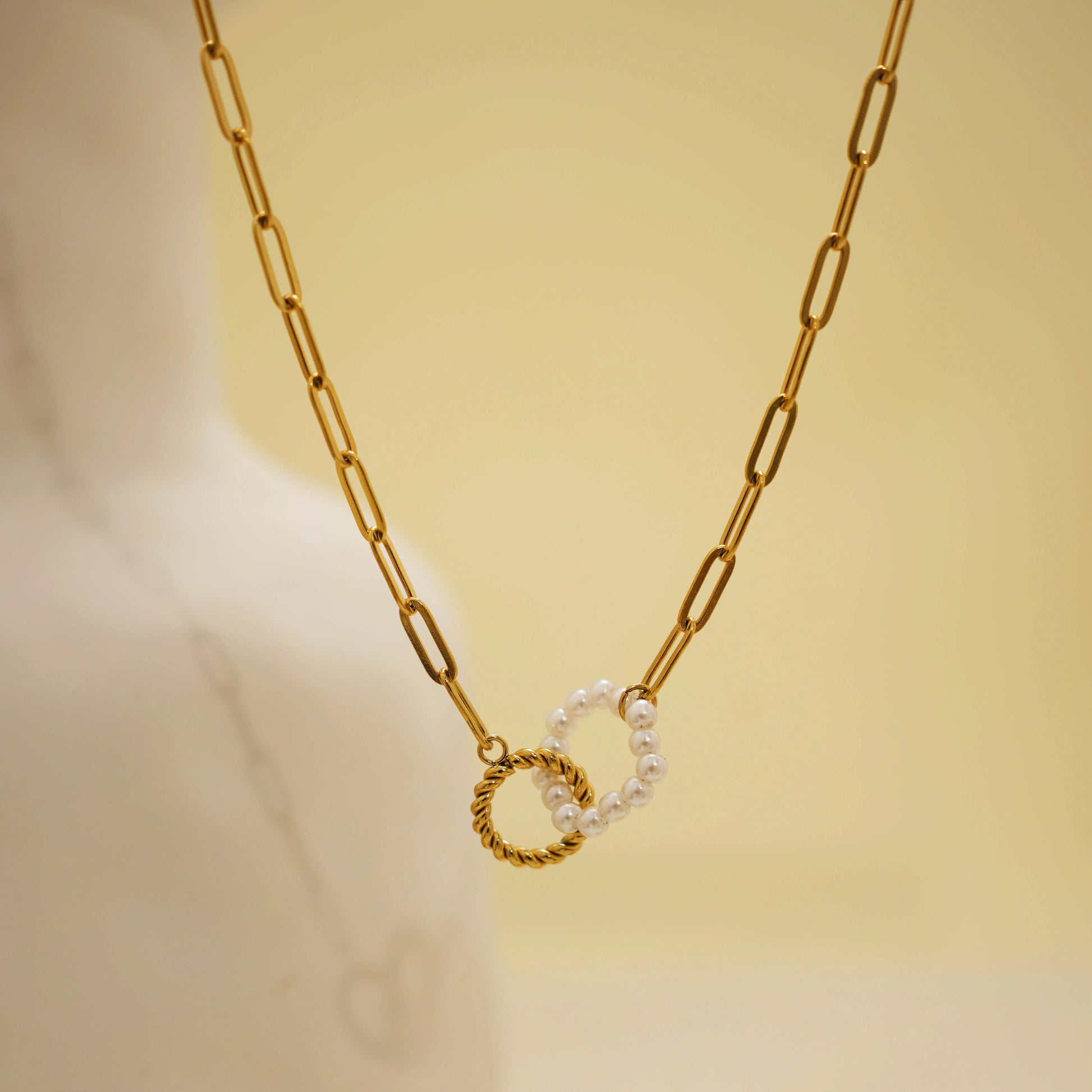 Collier doré anneaux croisés