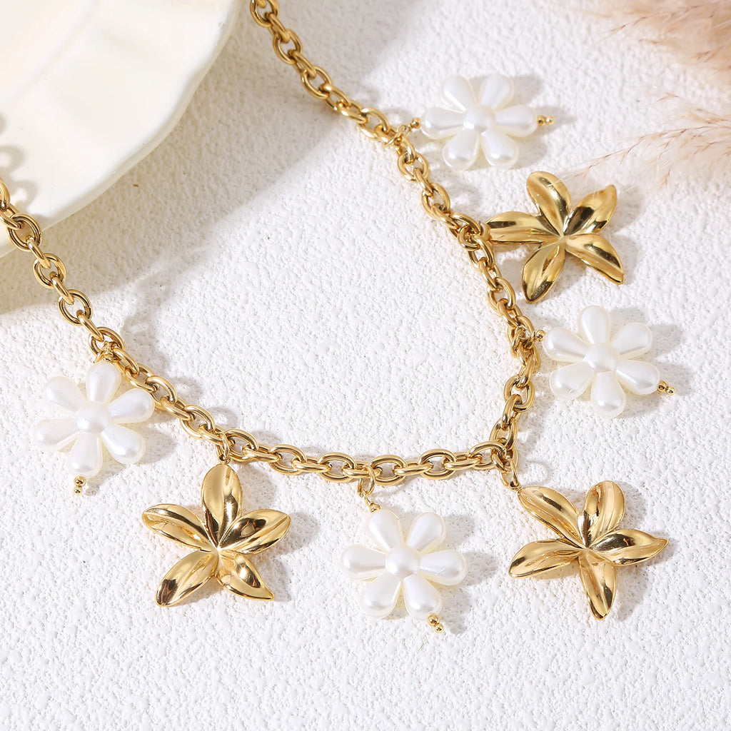 Collier chaîne dorée avec breloques fleurs et fleurs en perles