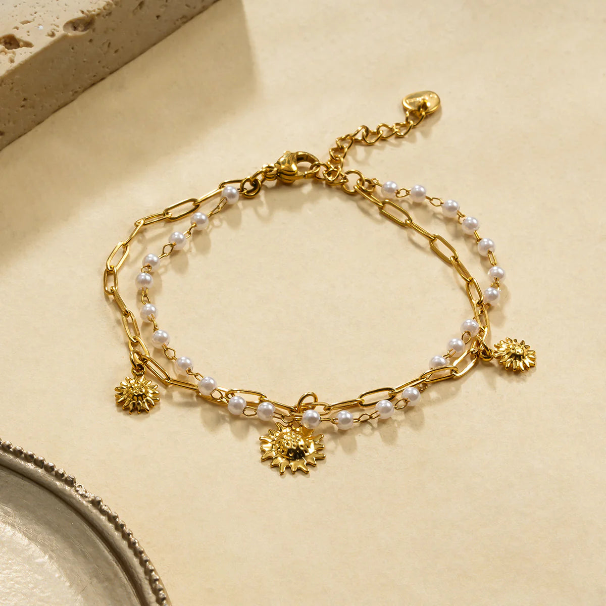 Bracelet double chaîne perle triple pendentifs soleil