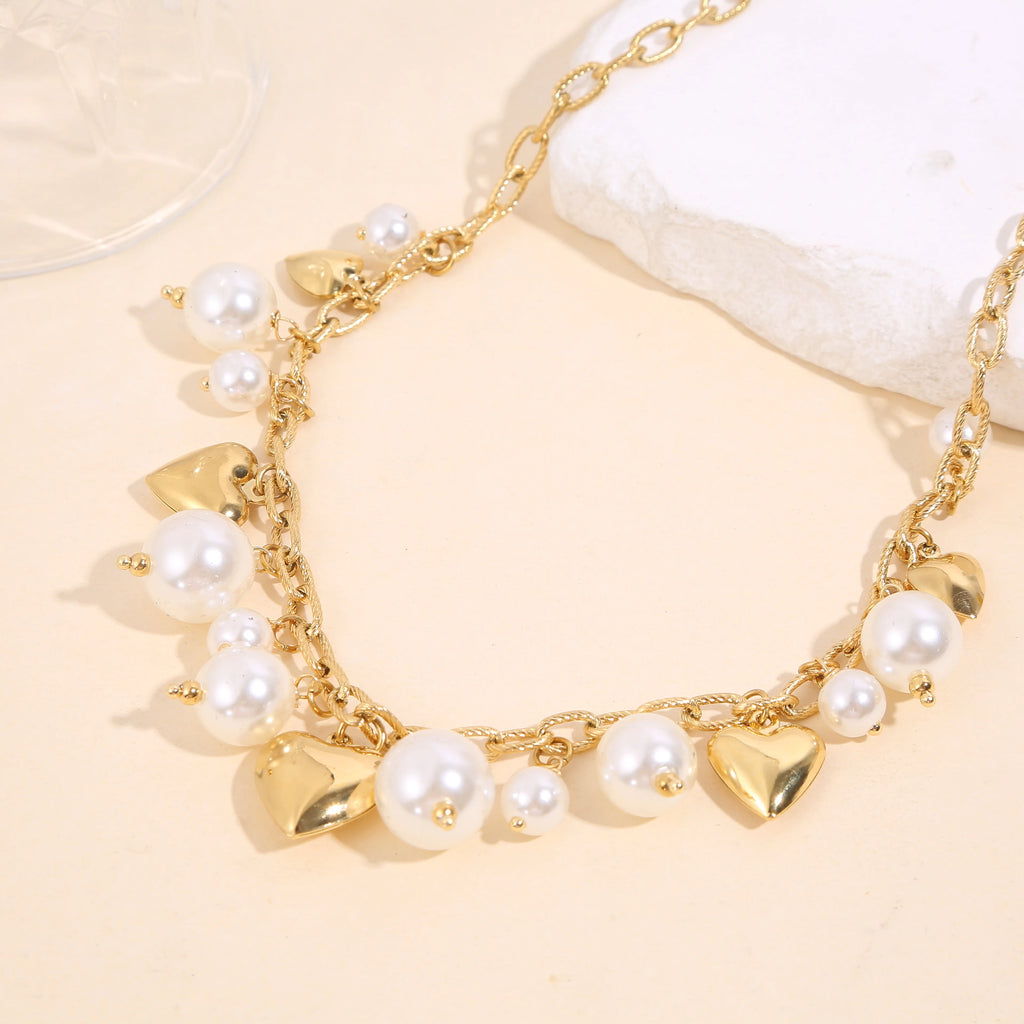 Collier chaîne dorée remplies de breloques cœurs et perles