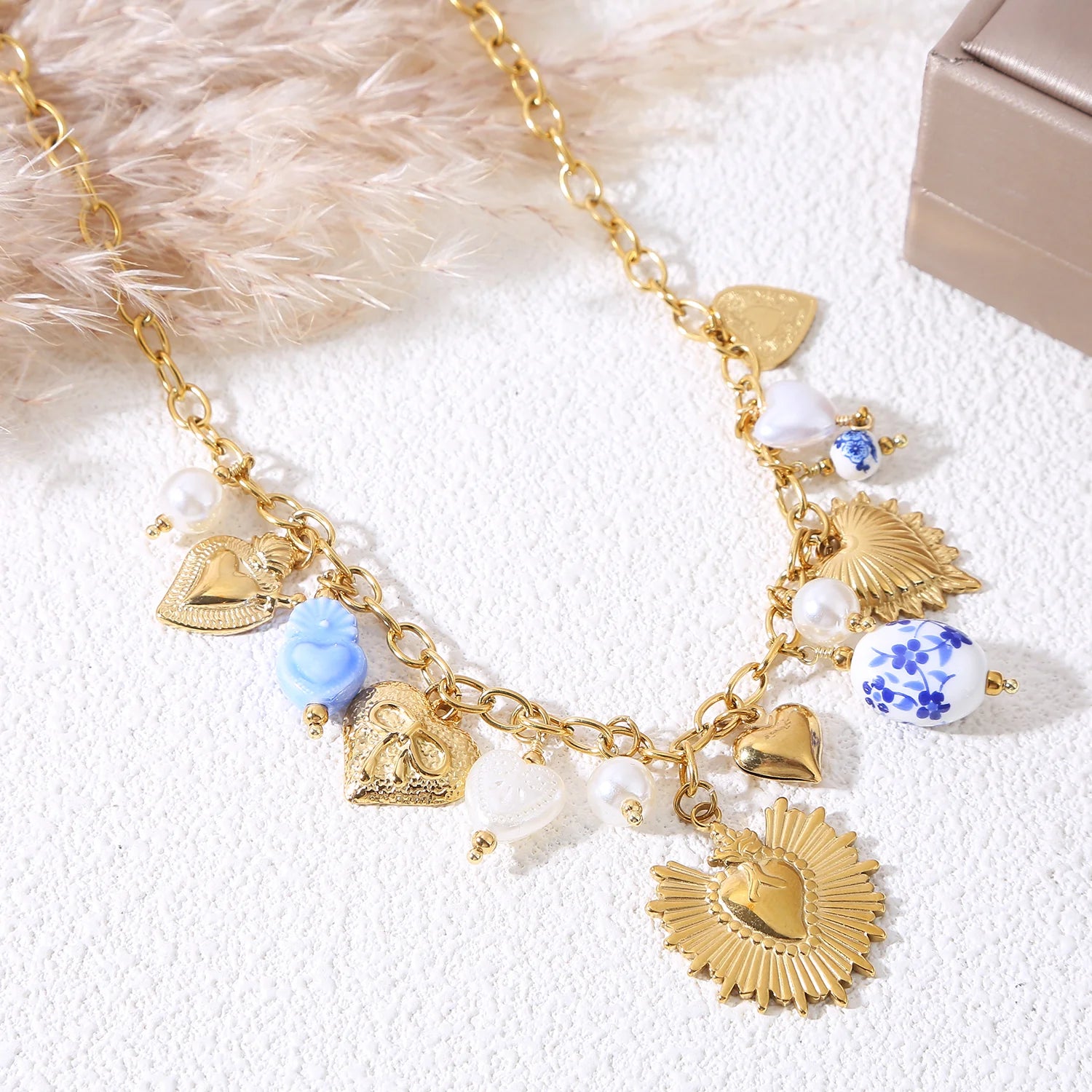 Collier chaîne dorée breloques ex-voto perle en fleurs bleues