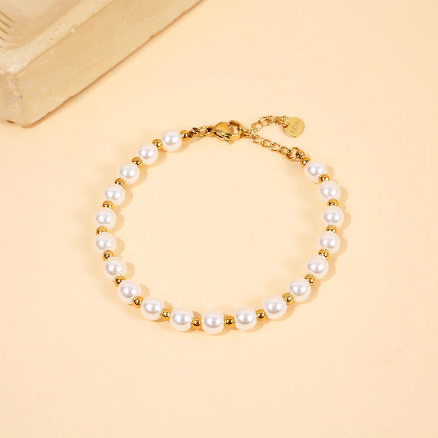 Bracelet En Perles Blanches Et Perles Dorées