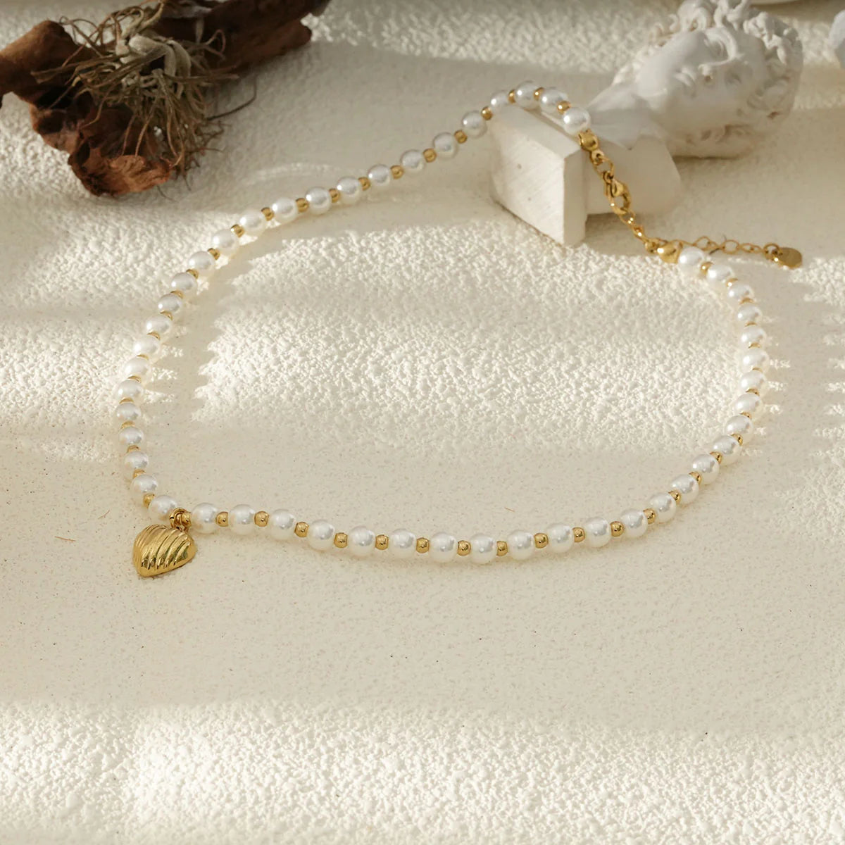 Collier En Perle Blanche Et Doré Avec Pendentif Cœur