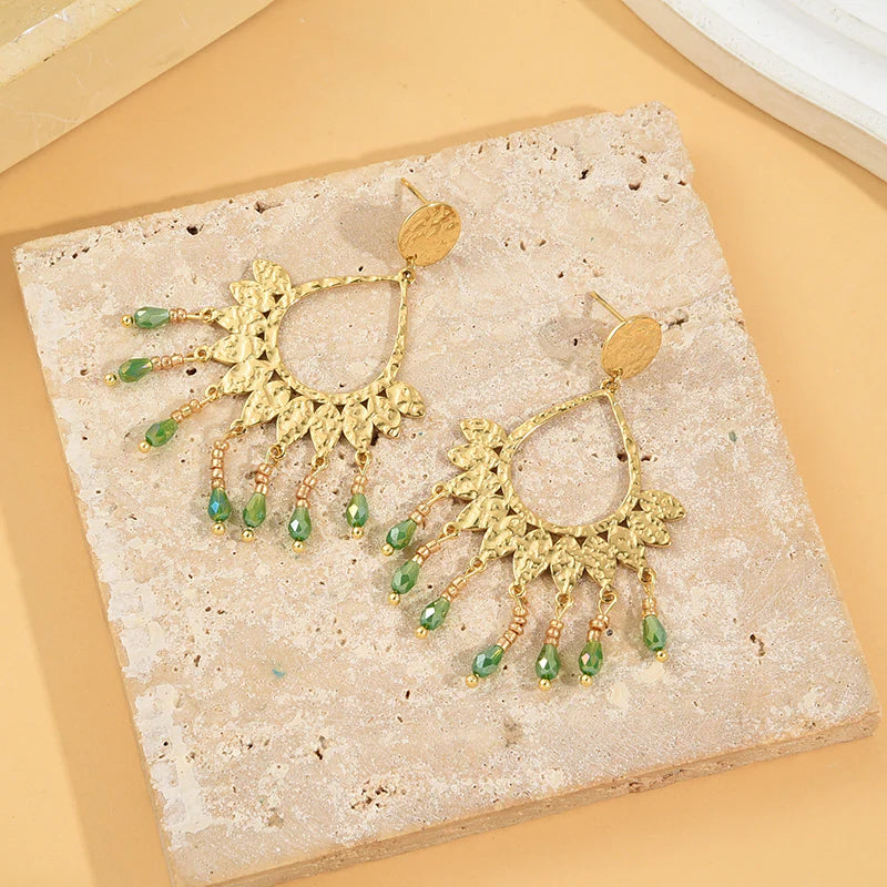 Boucles d'Oreilles Dorées Feuilles Martelées Avec Pendantes Cristaux Verts