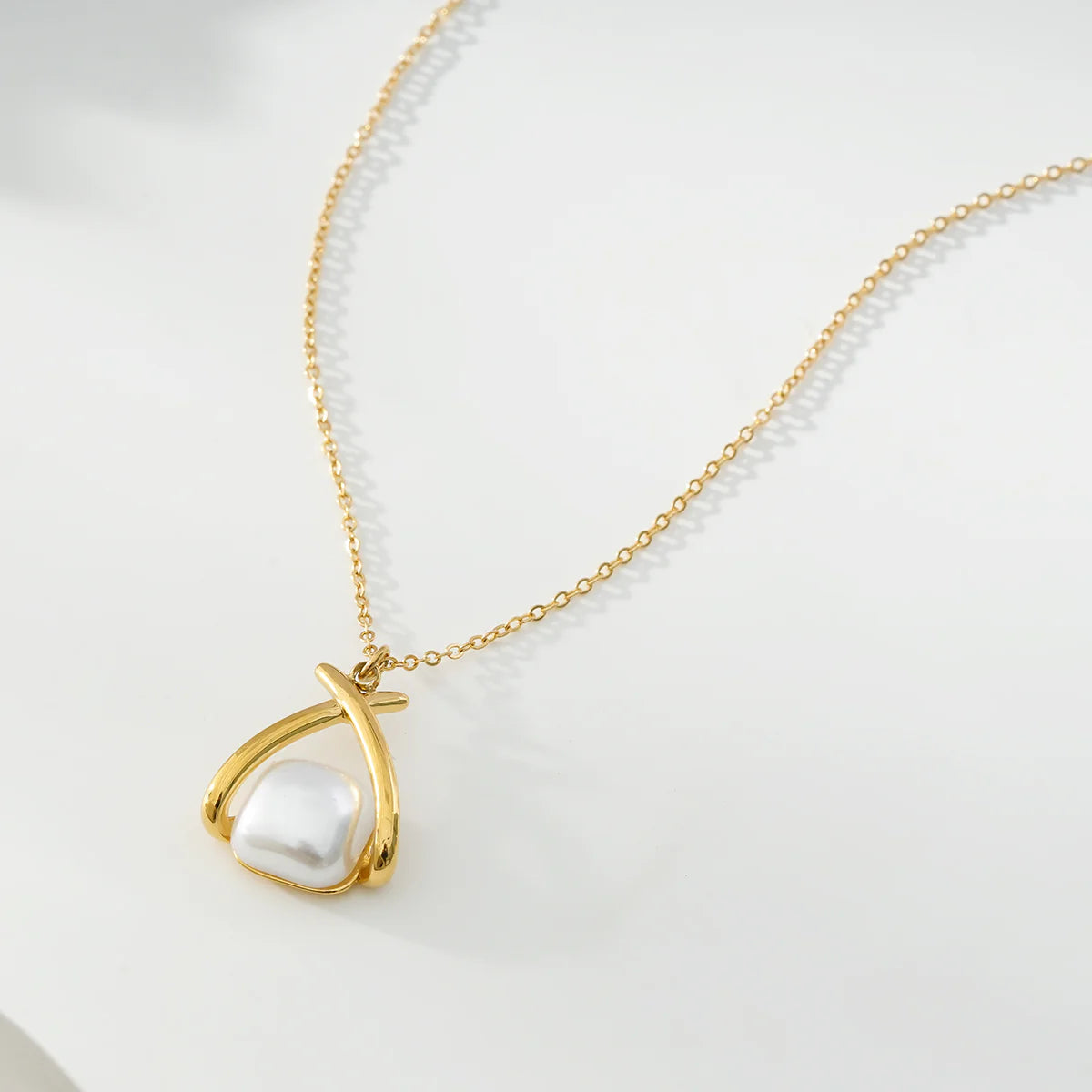 Collier Doré Pendentif Courbe Croisée Avec Perle