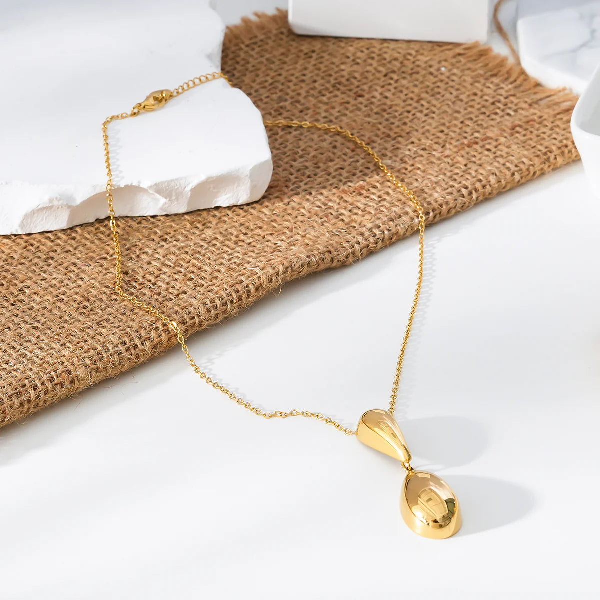 Collier Doré Avec Pendante Double Gouttes Epaisses Brillantes