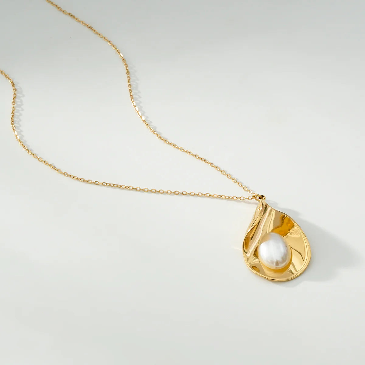 Collier Doré Avec Pendentif Disque Goutte Ondulé Brillant Orné de Perle