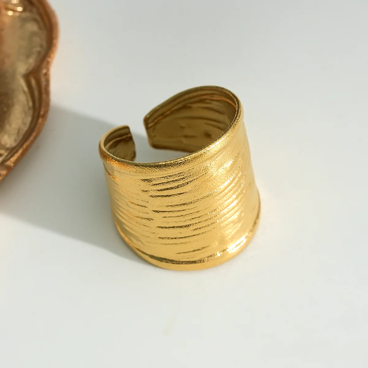 Bague Dorée Large Bande Texturé Motif Rayures