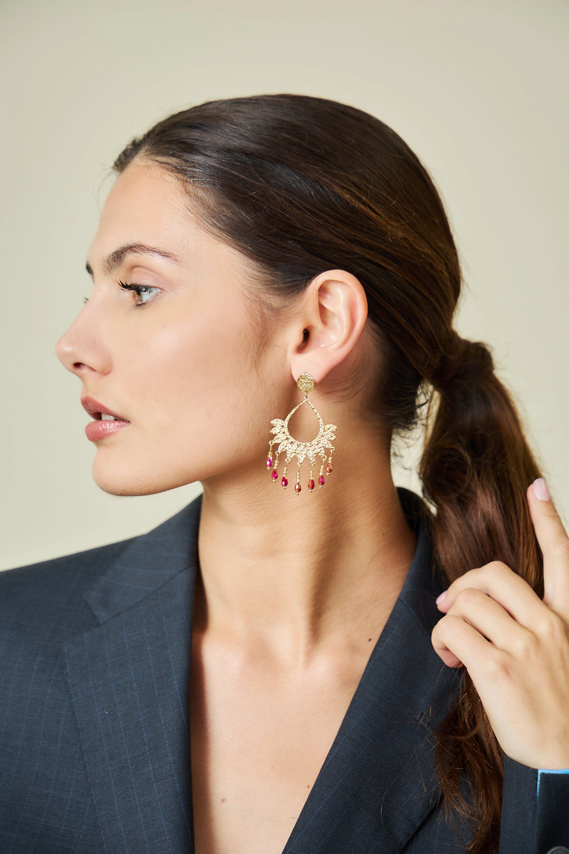 Boucles d'Oreilles Dorées Feuilles Martelées Avec Pendantes Cristaux Fuchsia