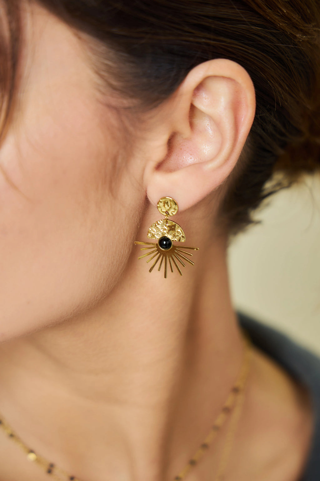 Boucles D'oreilles Dorées Pierre Agathe Noire Eclat Martelées