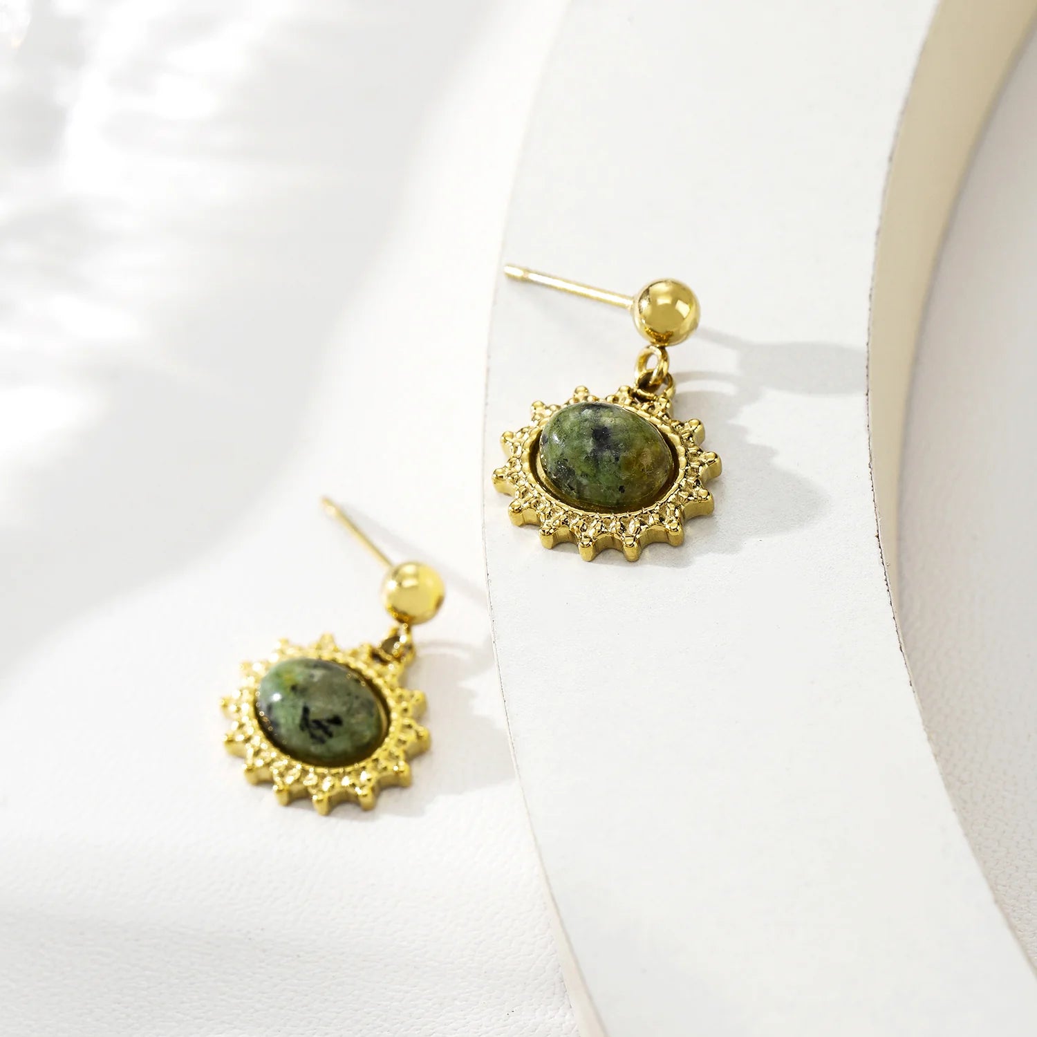 Boucles d'Oreilles Dorées Pendantes Soleil Pierre Verte Africaine